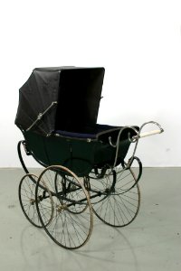 Barnvagn, snett bakifrån m sufflett - Livrustkammaren - 82396