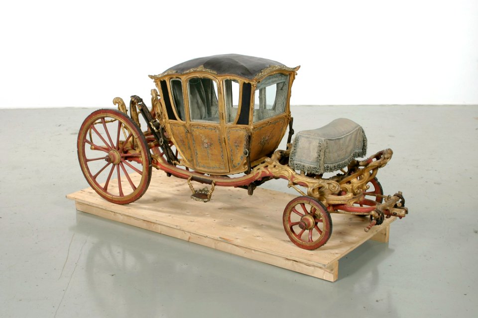 Barnvagn sjuglasvagn, snett framifrån - Livrustkammaren - 13908