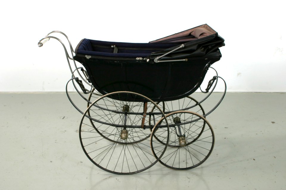 Barnvagn, höger sida - Livrustkammaren - 56714