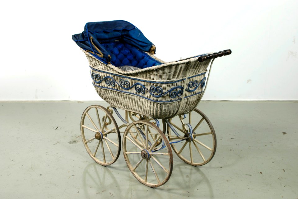 Barnvagn, snett bakifrån - Livrustkammaren - 56713