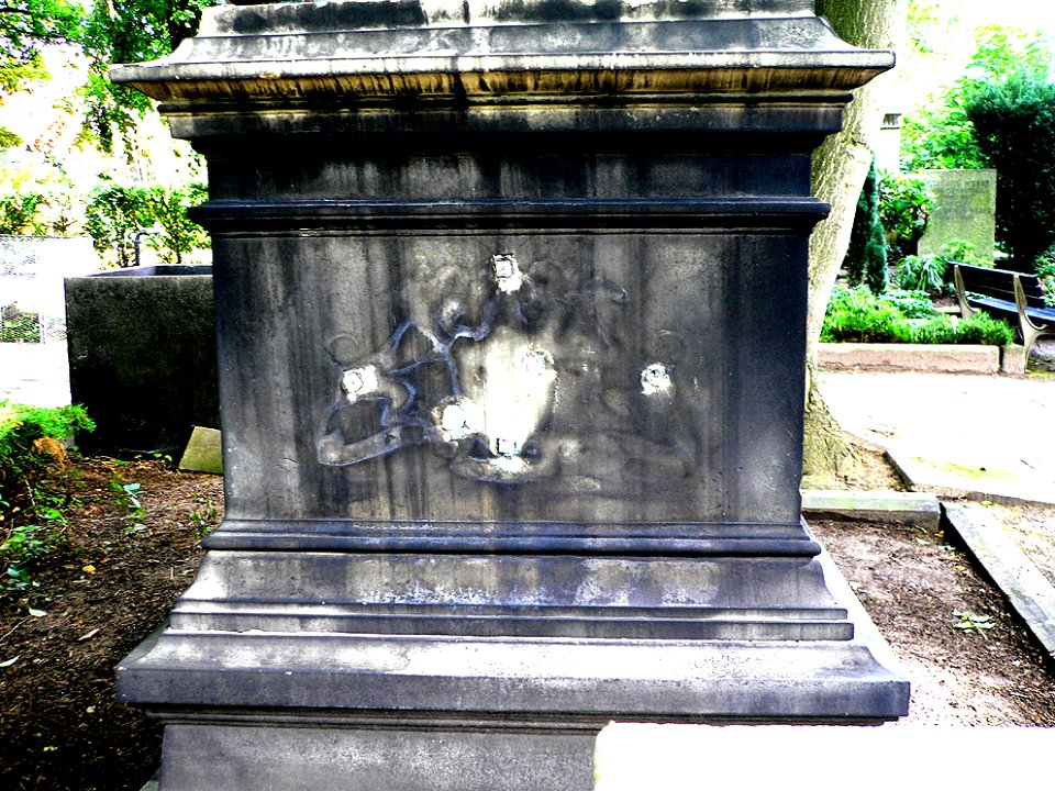 Baron Carl Otto Unico Ernst von Malortie, Grabmal mit fehlendem Schmuck Herrenhäuser Friedhof Hannover Herrenhausen
