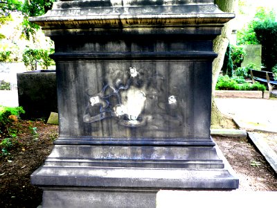 Baron Carl Otto Unico Ernst von Malortie, Grabmal mit fehlendem Schmuck Herrenhäuser Friedhof Hannover Herrenhausen