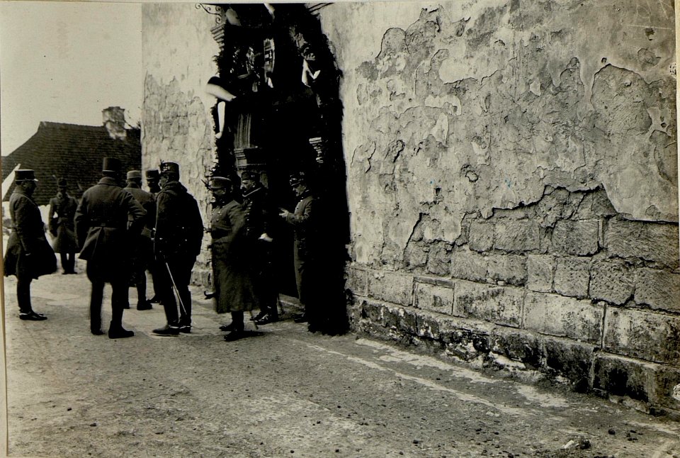 Baron Hazai bei der Kirche in Podhajce. (BildID 15522183)