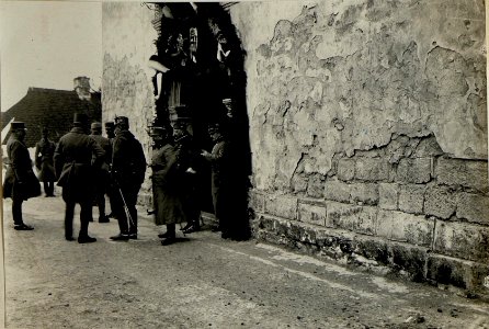 Baron Hazai bei der Kirche in Podhajce. (BildID 15522183)