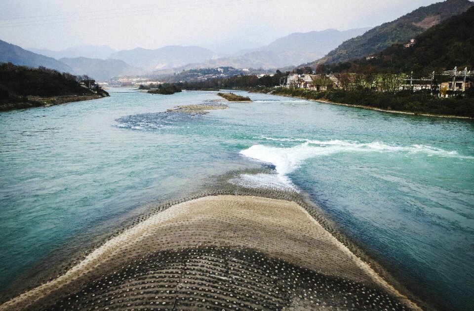 China dams water