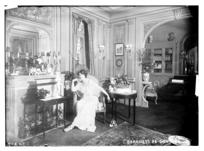 Baroness de Guestre (in home) LCCN2014694769