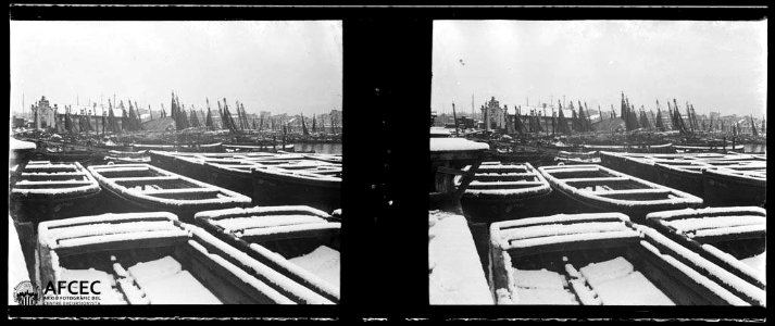 Barques cobertes de neu al port de Barcelona