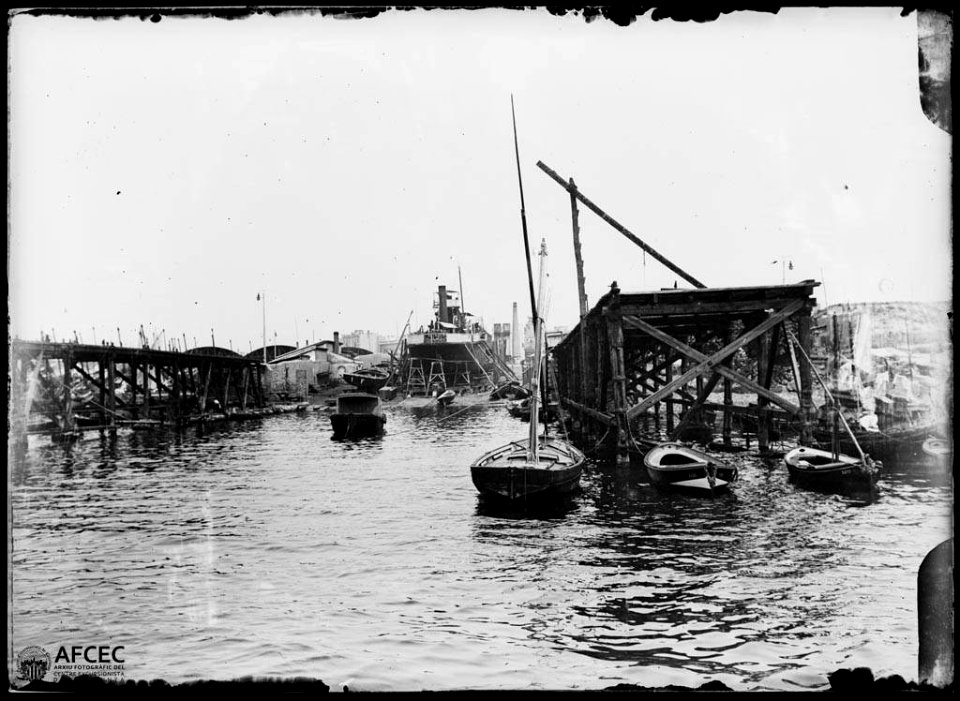 Barques al moll d'un port