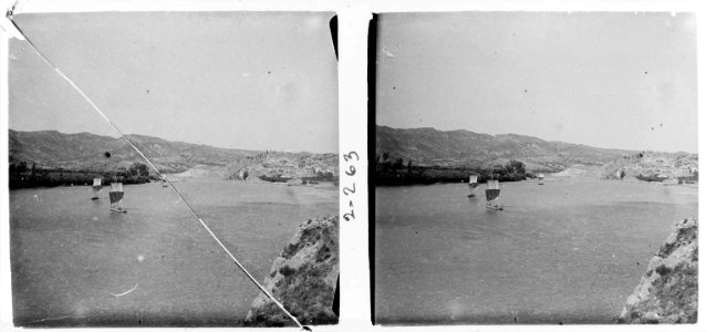 Barques navegant pel riu Ebre a Garcia