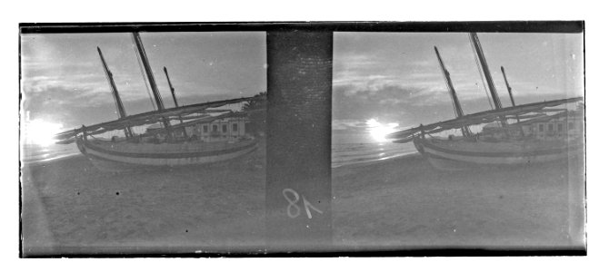 Barques varades a la sorra d’una platja