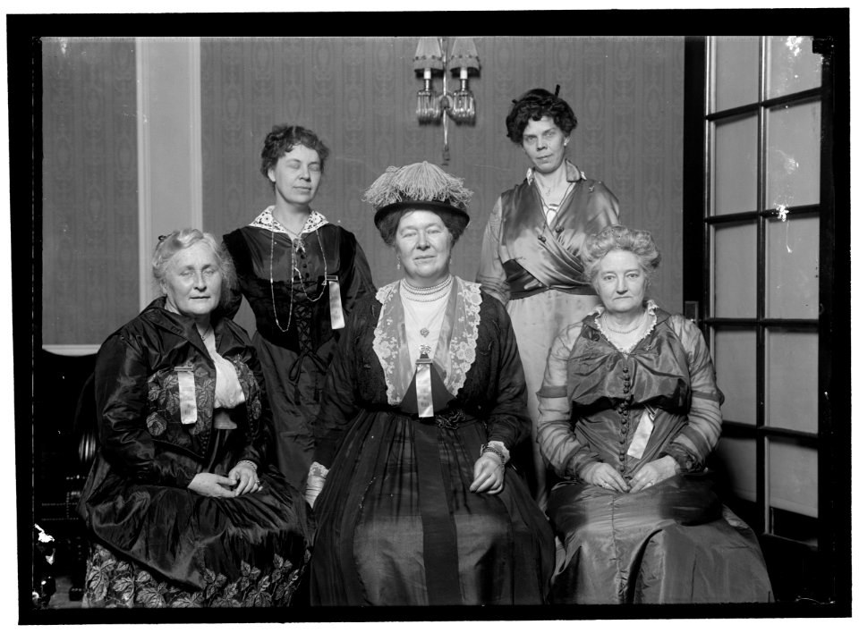 BARRETT, KATE WALLER, LEFT, WITH FOUR WOMEN IN UNIDENTIFIED GROUP LCCN2016866754