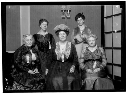 BARRETT, KATE WALLER, LEFT, WITH FOUR WOMEN IN UNIDENTIFIED GROUP LCCN2016866754