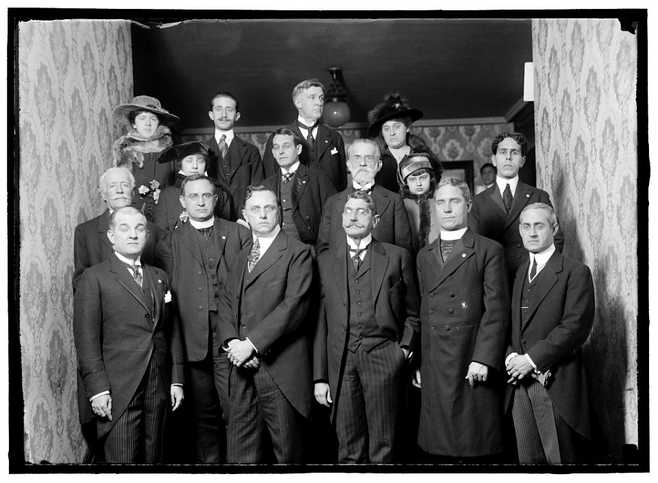 BARRETT, JOHN. DIRECTOR GENERAL, PAN AMERICAN UNION, 1907-1920. UNIDENTIFIED GROUP ON ENTRANCE STAIRWAY OF HIS RESIDENCE; 12 MEN, 3 WOMEN, CHILD LCCN2016865610