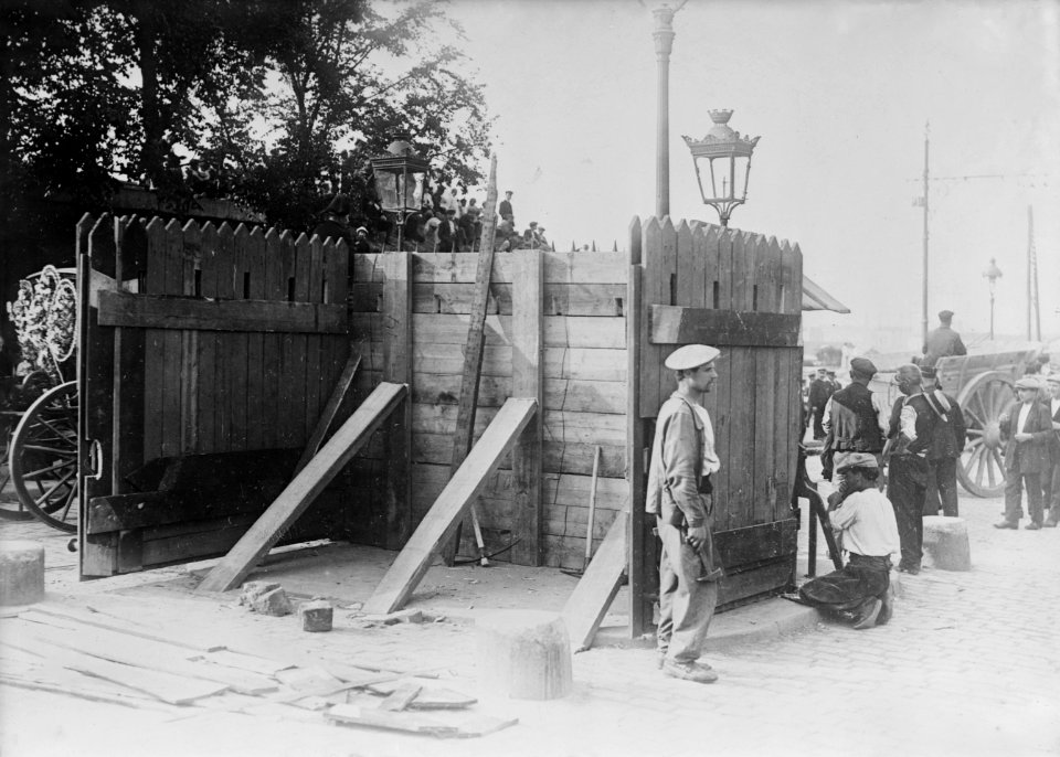 Barricade at Paris gate (LOC)