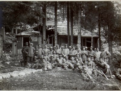 Barricata. Gefangene Italiener vor dem VI. Korps-Kommando (BildID 15643129)