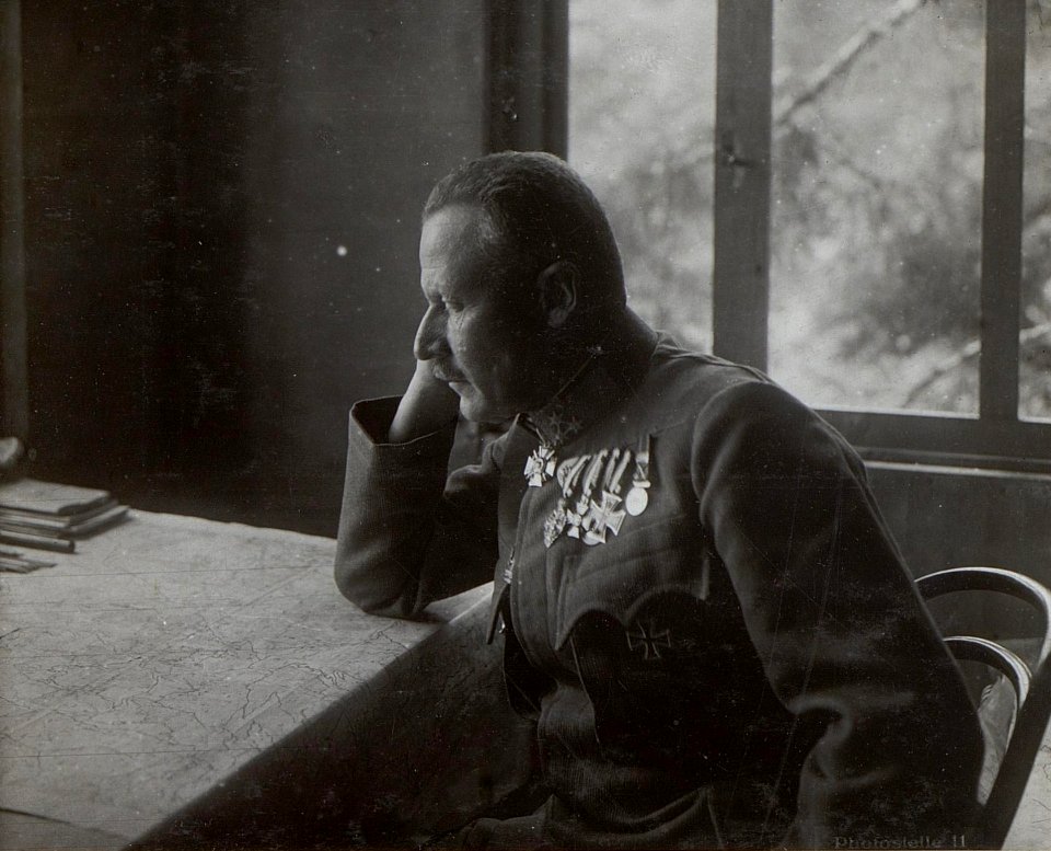 Barricata. General der Infanterie Weber in seinem Arbeitszimmer. (BildID 15648943)