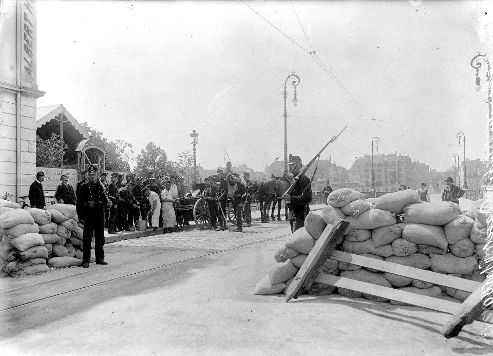 Barrikade an der Johanniterbrücke - CH-BAR - 3237256