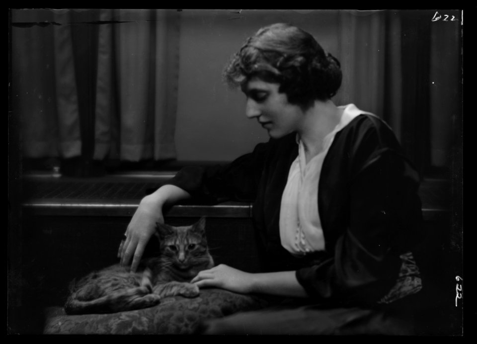 Bartlett, Eleanor, Miss, with Buzzer the cat, portrait photograph LOC agc.7a16903