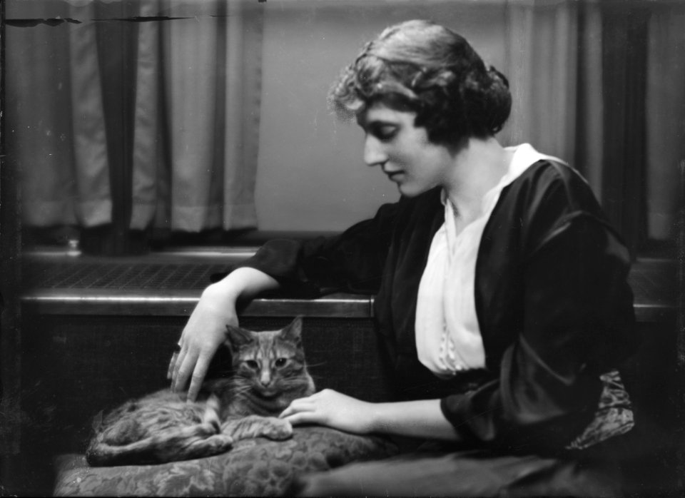 Bartlett, Eleanor, Miss, with Buzzer the cat, portrait photograph