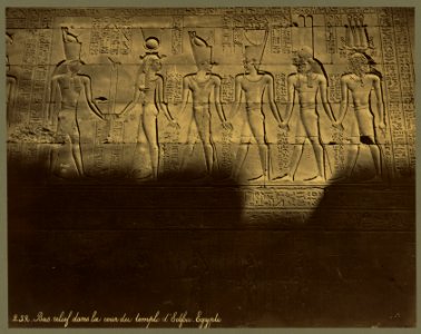 Bas-relief dans la cour du temple d'Edfou. Egypte - Bonfils. LCCN2004666825