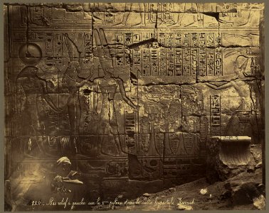 Bas-relief à gauche sur le 2eme pylône dans la salle hypostyle. Karnak - Bonfils. LCCN2004666809