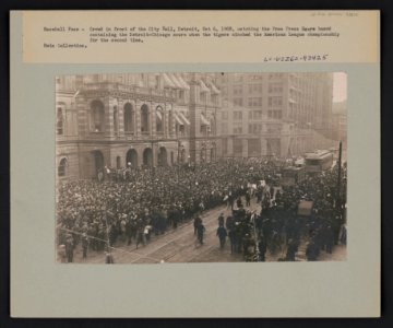 Baseball fans - crowd in front of the City Hall, Detroit, Oct. 6, 1908, watching the Free Press scoreboard containing the Detroit-Chicago score when the Tigers cinched the American League LCCN93511657