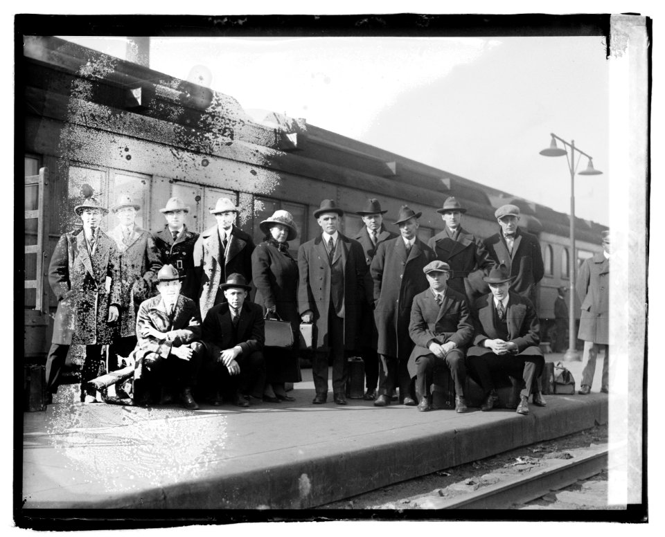 Baseball team leaving for Tampa (...) LCCN2016827538