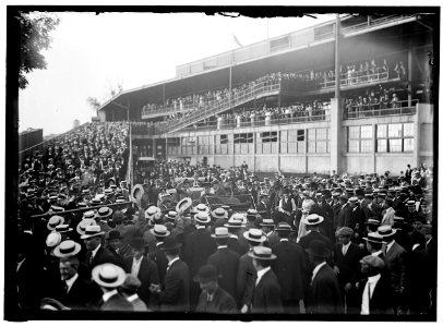 BASEBALL, PROFESSIONAL. PRESIDENT WILSON LEAVING BALL PARK LCCN2016864635