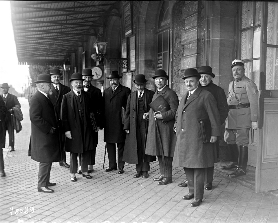 14-8-22 (i.e. 14 septembre 1922,) après le conseil à Rambouillet, départ des ministres - (photographie de presse) - (Agence Rol)