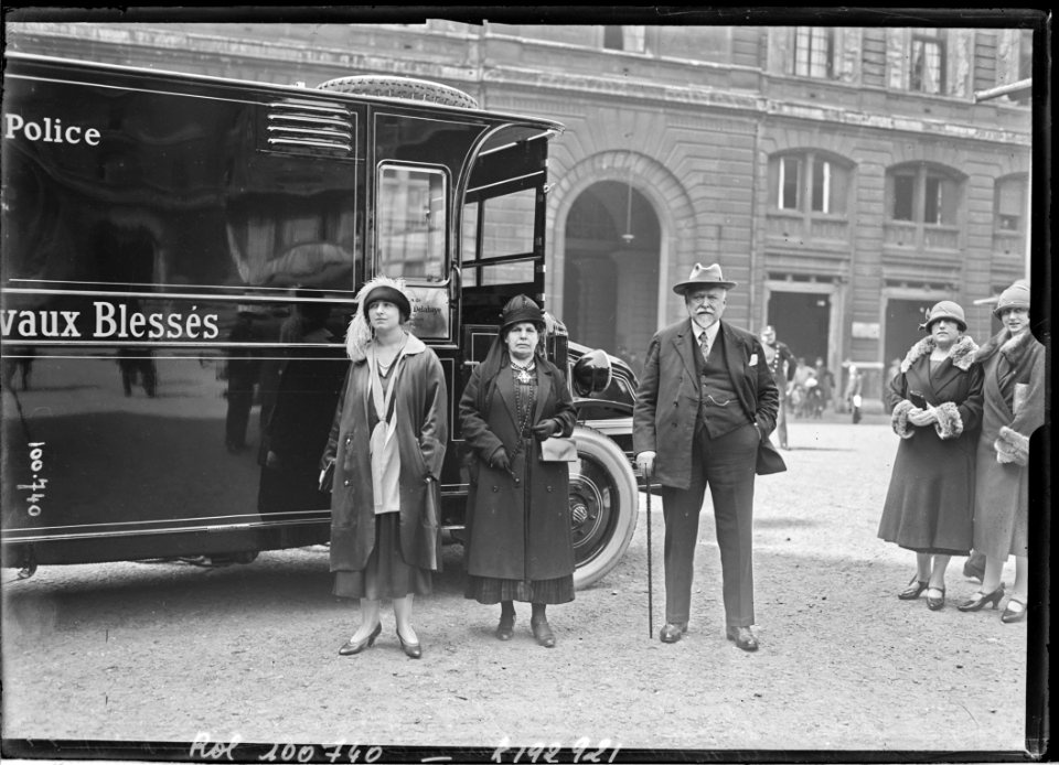 14-5-25, remise au préfet de police d'une voiture ambulance pour chevaux par Mlle (Lucienne) Delahaye (actrice), baron de Zuylen de Nyevelt, Mme Anglade (présidente de la Ligue du cheval), Mlle Delahaye (actrice, de droite à gauche)