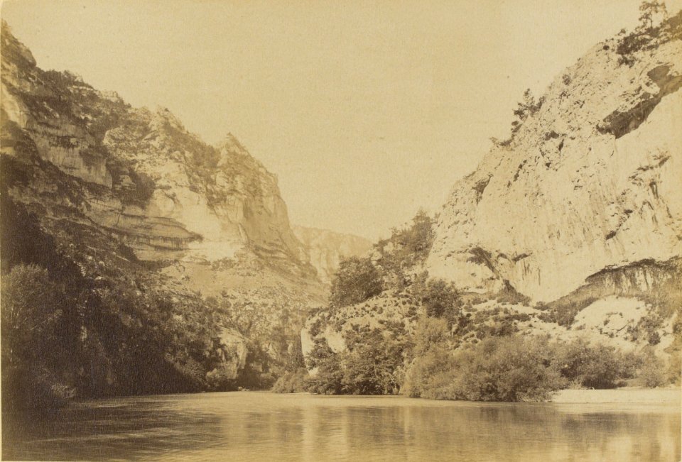 14. Entrée des Etroits, vue prise de la rive gauche, en aval de la Grotte de la Momie (James Jackson, 1888)