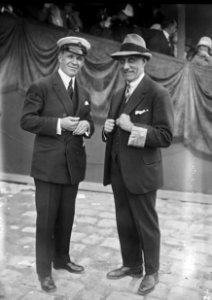14-7-27, (Jacques) de Marsillac (à droite, journaliste au Journal), M. Schoeller (vice-président du Yacht Motor Club) - (photographie de presse) - (Agence Rol)