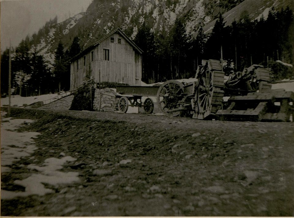 149mm Kanonen Lafette mit Radgürtel Cingolo Ponagenta Strasse von Panzerwerk Mt. Riste nach Vodo. (BildID 15512504)