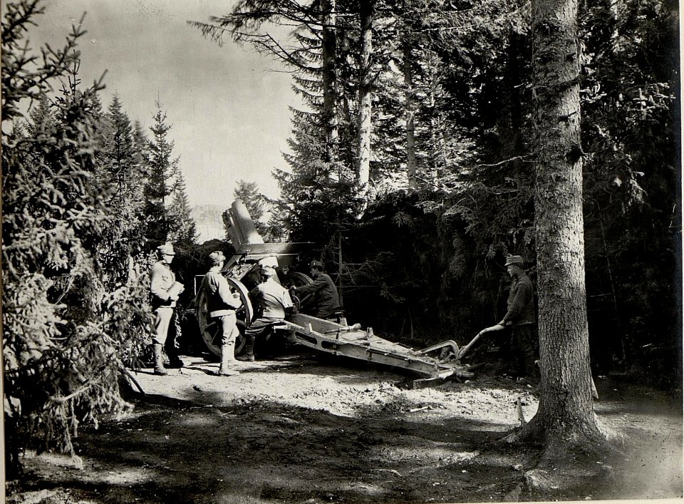 15 cm Haubitze. Aufgenommen im Mai 1916. (BildID 15535757)