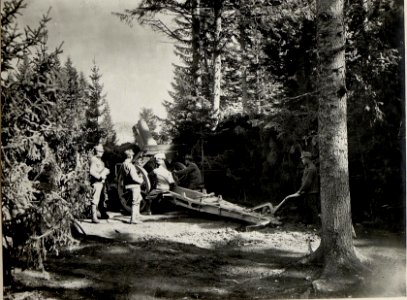15 cm Haubitze. Aufgenommen im Mai 1916. (BildID 15535757)