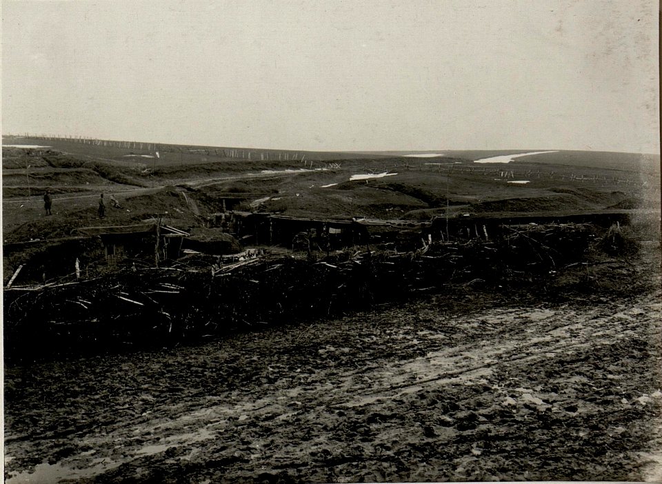 15 cm SKODA Feldhaubitze M.14, Batteriestellung samt Unterkünften. Aufgenommen am 26. III. 1916. Inf.Rgt.Nro.78. (BildID 15536492)
