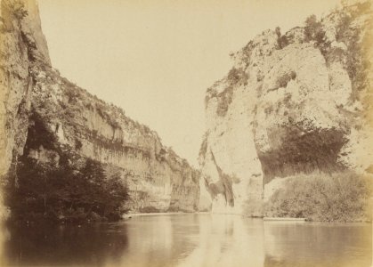 15. Au milieu des Etroits, vue prise de la rive gauche, avec aperçu sur la fin des Etroits (James Jackson, 1888) photo