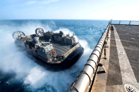 150212-N-DQ840-004 USS Fort McHenry (LSD 43) (16491531266)