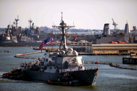 150828-N-UY653-154 USS Jason Dunham (DDG-109) returns to Norfolk homeport