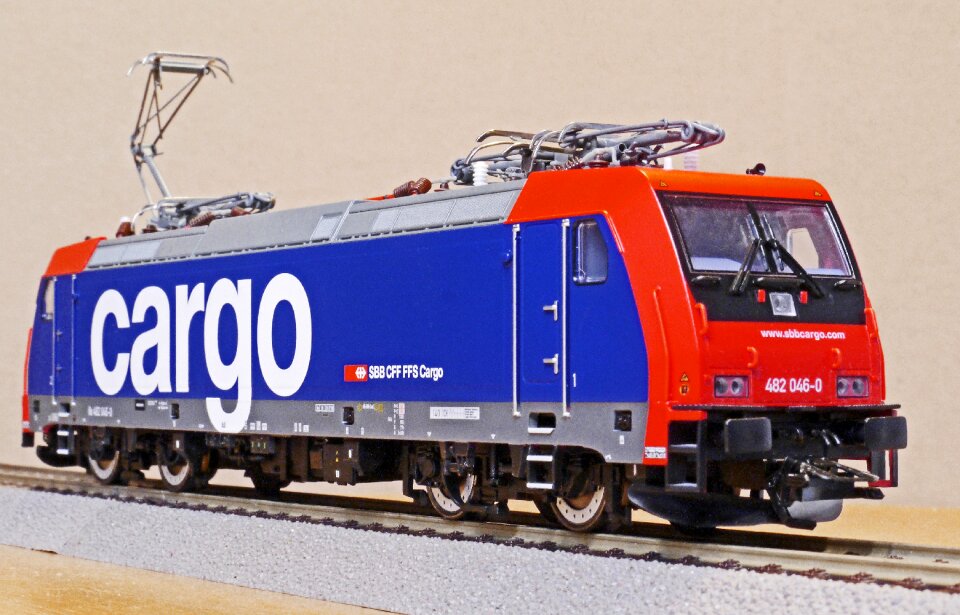 Sbb-cargo goods train locomotive br482