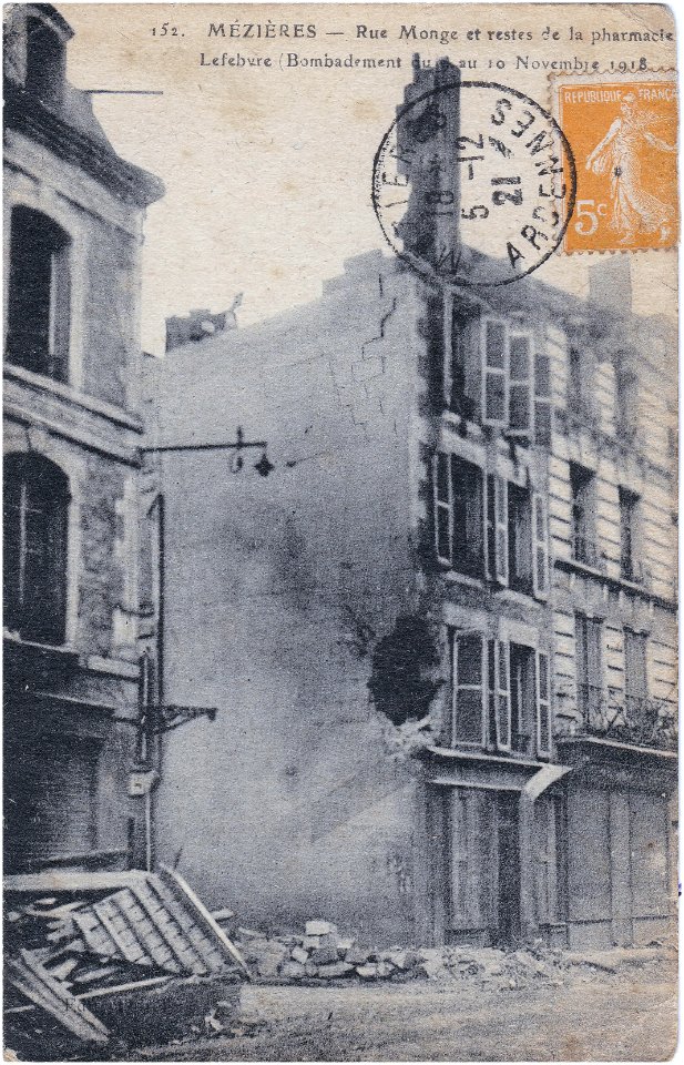 152. - Mézières — Rue Monge et restes de la pharmacie Lefebvre