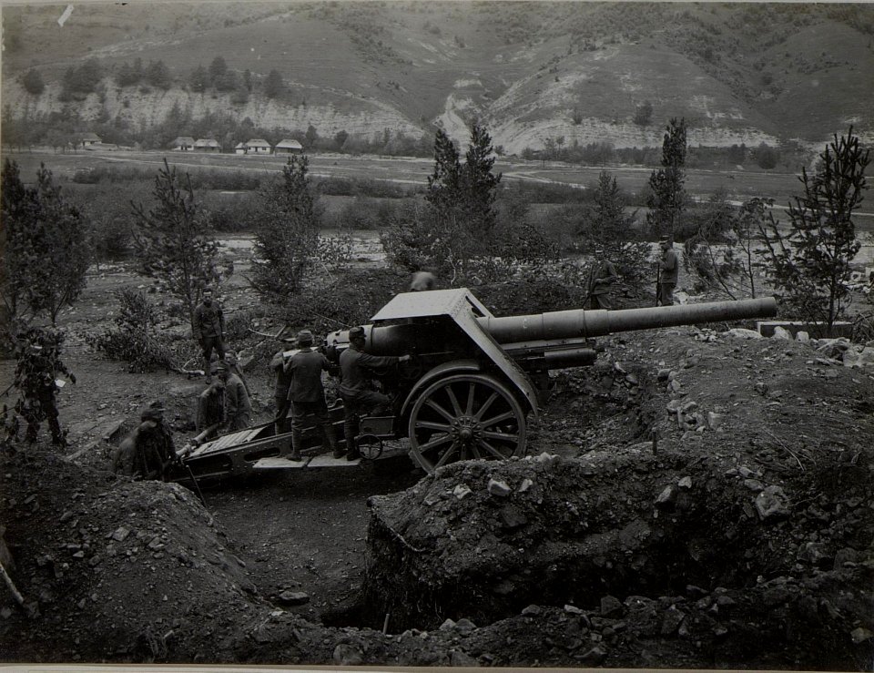 15cm Belagerungskanone M.15 in Stellung bei Harya an der rumänischen Grenze Juni 1917 (BildID 15455527)