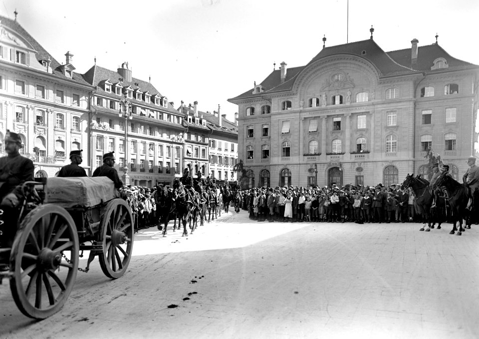 15cm Haubitzenabteilung auf dem Durchmarsch durch die Bundesstadt - CH-BAR - 3240899