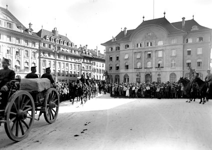 15cm Haubitzenabteilung auf dem Durchmarsch durch die Bundesstadt - CH-BAR - 3240899