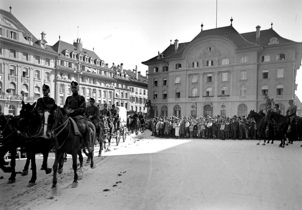 15cm Haubitzenabteilung auf dem Durchmarsch durch die Bundesstadt - CH-BAR - 3240902