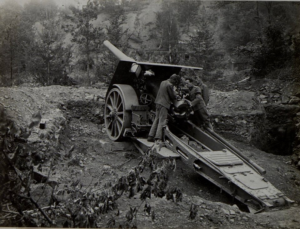 15cm Belagerungskanone M.15 in Stellung bei Harya an der rumänischen Grenze Juni 1917 (BildID 15455534)