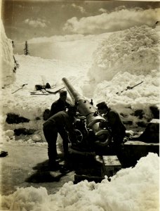 15cm Marine-Geschütz L-40 auf der Rattendorfer-Alpe. (2-5.1917.) (BildID 15500701)