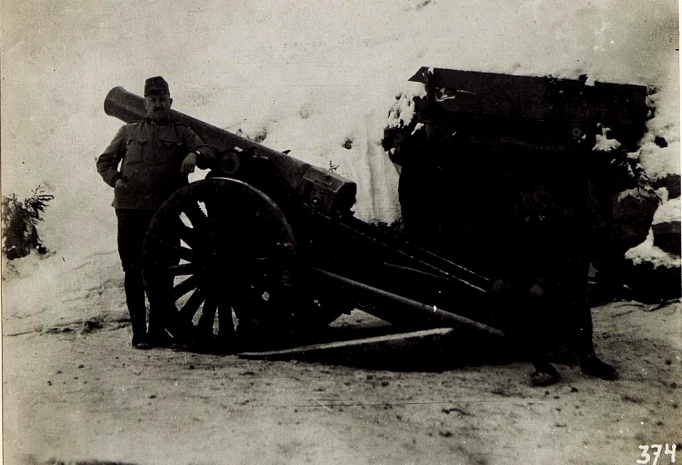 15cm Haubitze M.99 an der Kreuzbergstraße, 5.2.1916. (BildID 15583038)