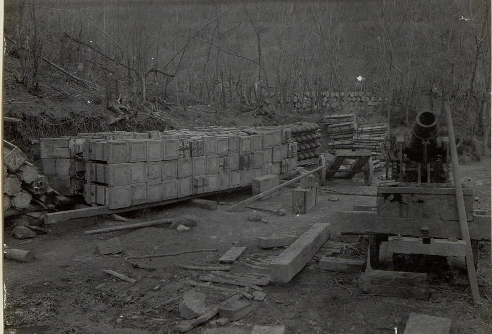 15cm Mörser mit Munition und Munitionsverschlägen Podgorahöhe. Anfang April 1918. (BildID 15664586)