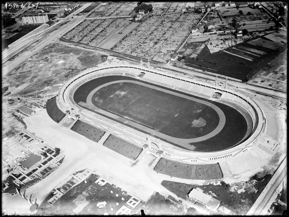 15PH1 657 - Vue aérienne oblique du stade de Gerland - Tony Garnier